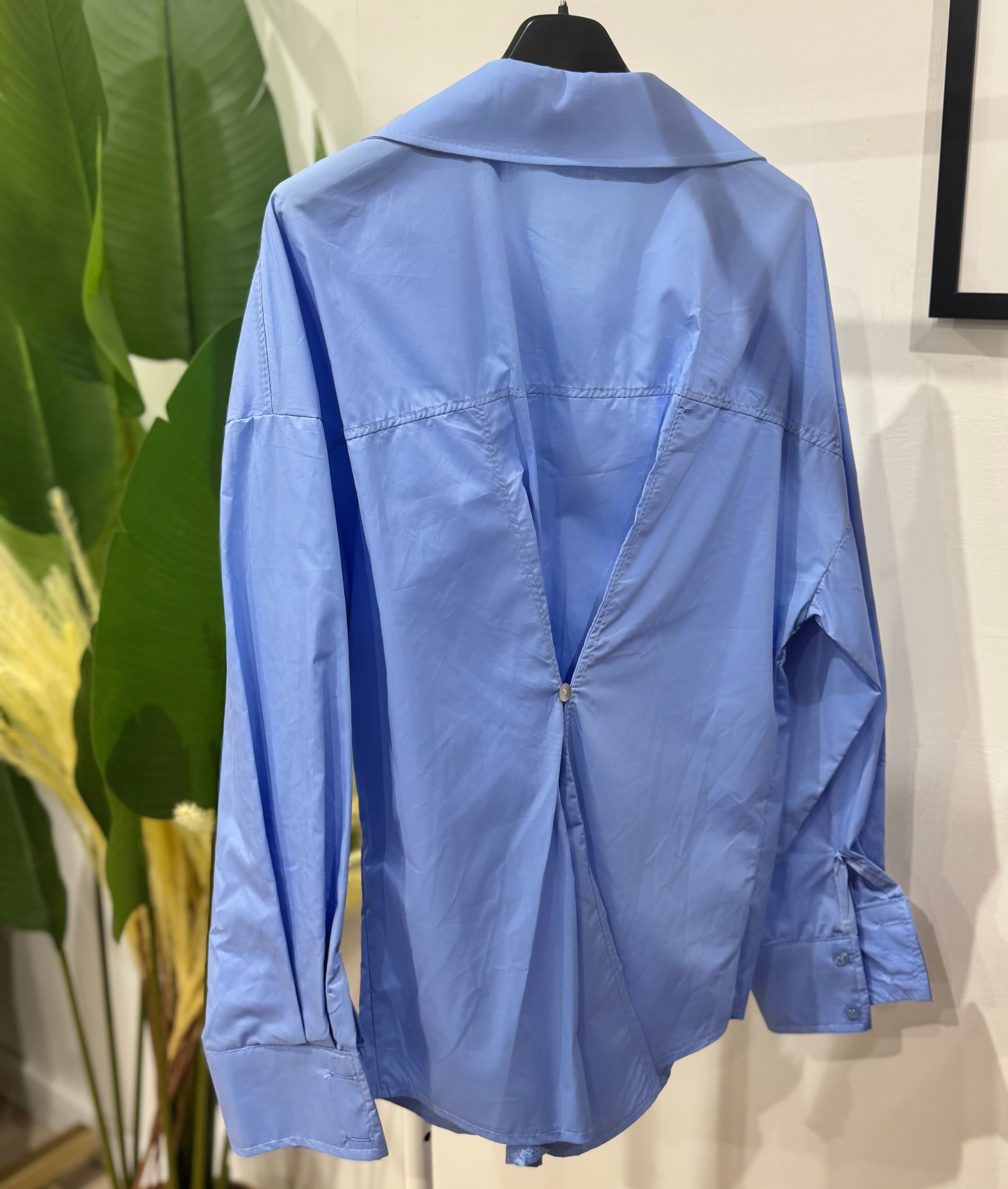 Camicia con bottone sul retro