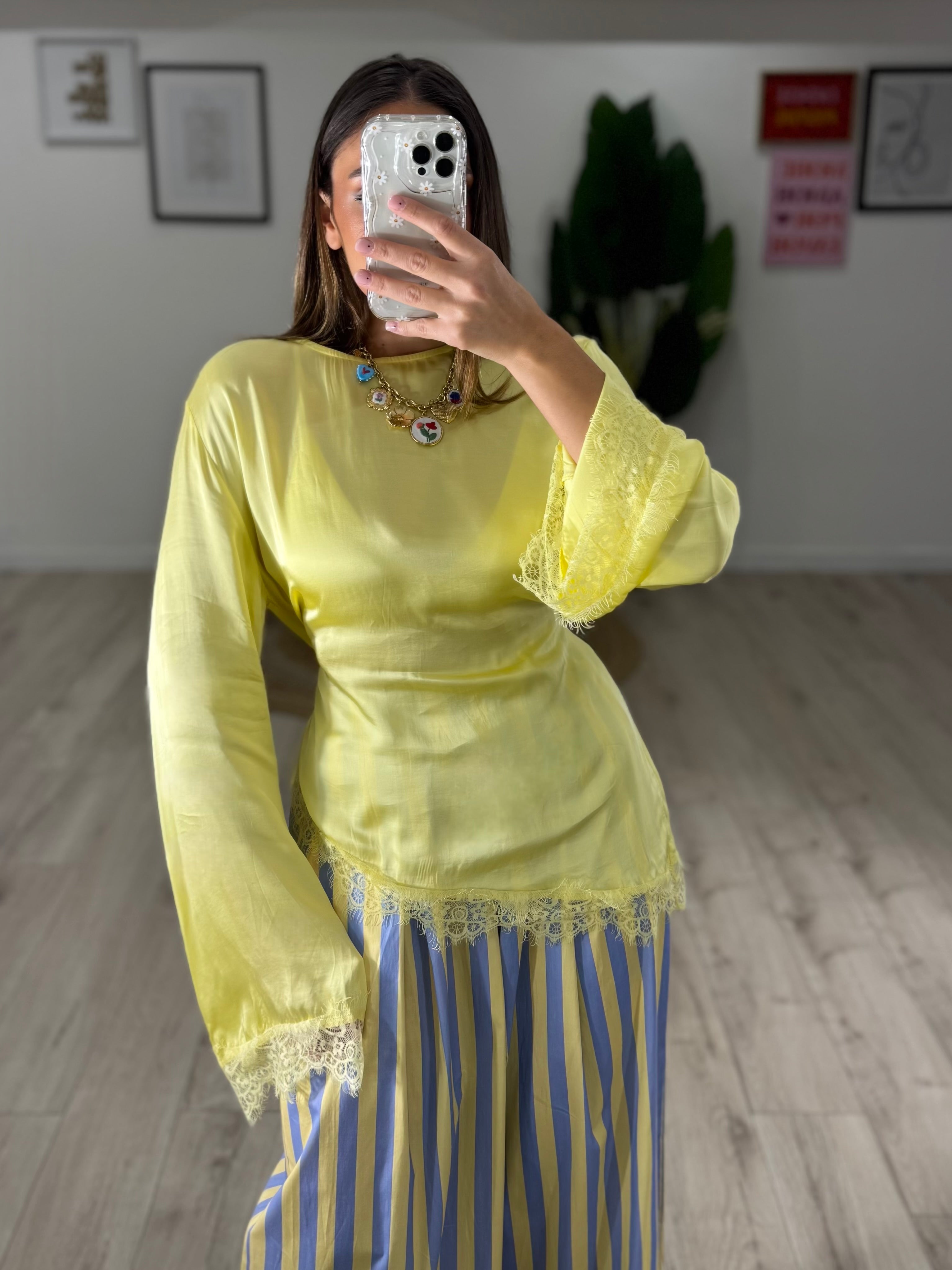 Blusa in raso e pizzo gialla